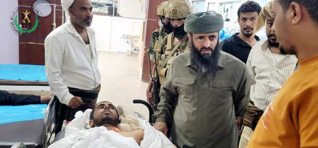 القائد العام للحزام الأمني يزور جرحى العمل الارهابي الذي استهدف الشهيد عبداللطيف السيد بمودية أبين