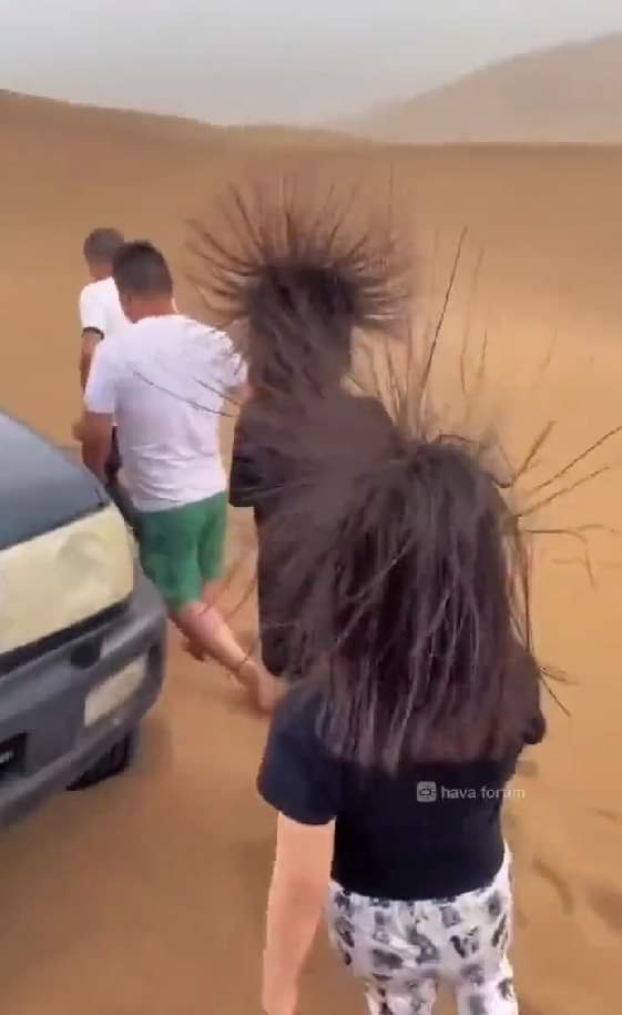 أغرب ظاهرة لوقوف شعر سياح لأعلى عند ذهابهم إلى الصحراء بدولة أفريقية