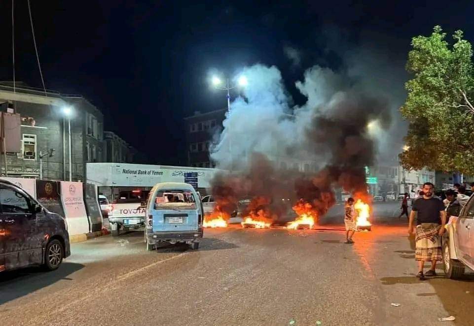 مديريات عدن تشهد احتجاجات عارمة وسقوط جرحى .. صور