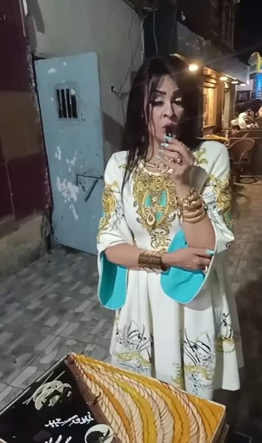 مصرية توزع الذهب والكعك على المارة احتفالا بطلاقها