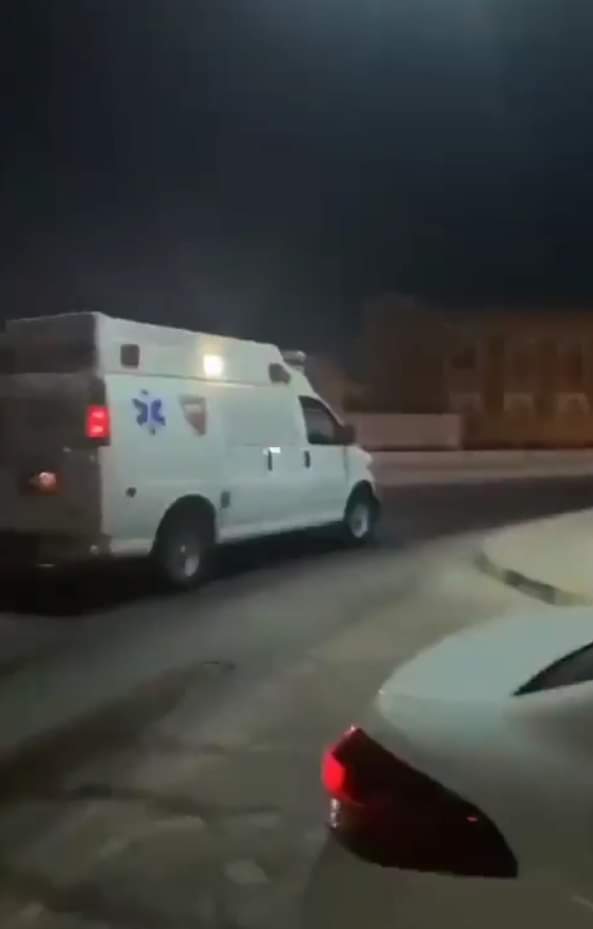 في البحرين .. رجل يتم معالجته ثم يسرق سيارة إسعاف ويهرب .. فيديو