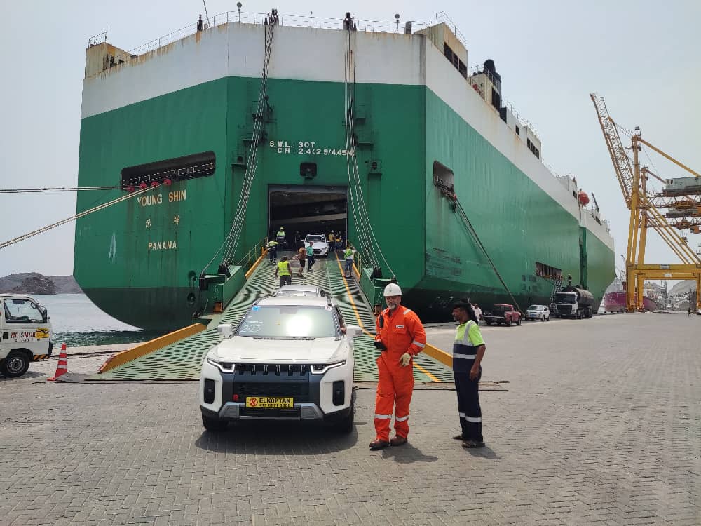 تفريغ أكثر من 1000 سيارة متنوعة في ميناء عدن خلال وقت قياسي