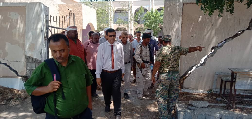 مدير عام مكتب الصحة بلحج يتفقد سير عمل صيانة وتأهيل مبنى المعهد الصحي بالمحافظة