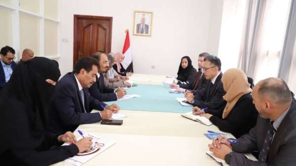 محافظ حضرموت يلوح الانفصال وإعلان الإدارة الذاتية