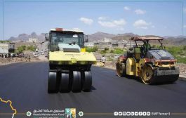 بتمويل صندوق صيانة الطرق.. بدأ أعمال سفلتة خط الشارع الرئيسي لمدينة الحبيلين