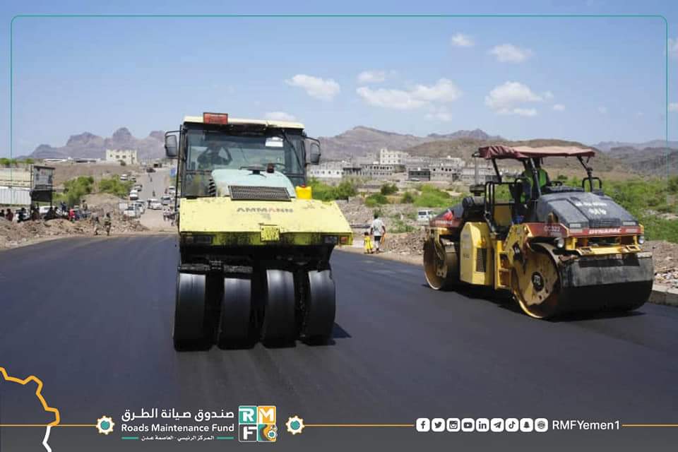 بتمويل صندوق صيانة الطرق.. بدأ أعمال سفلتة خط الشارع الرئيسي لمدينة الحبيلين