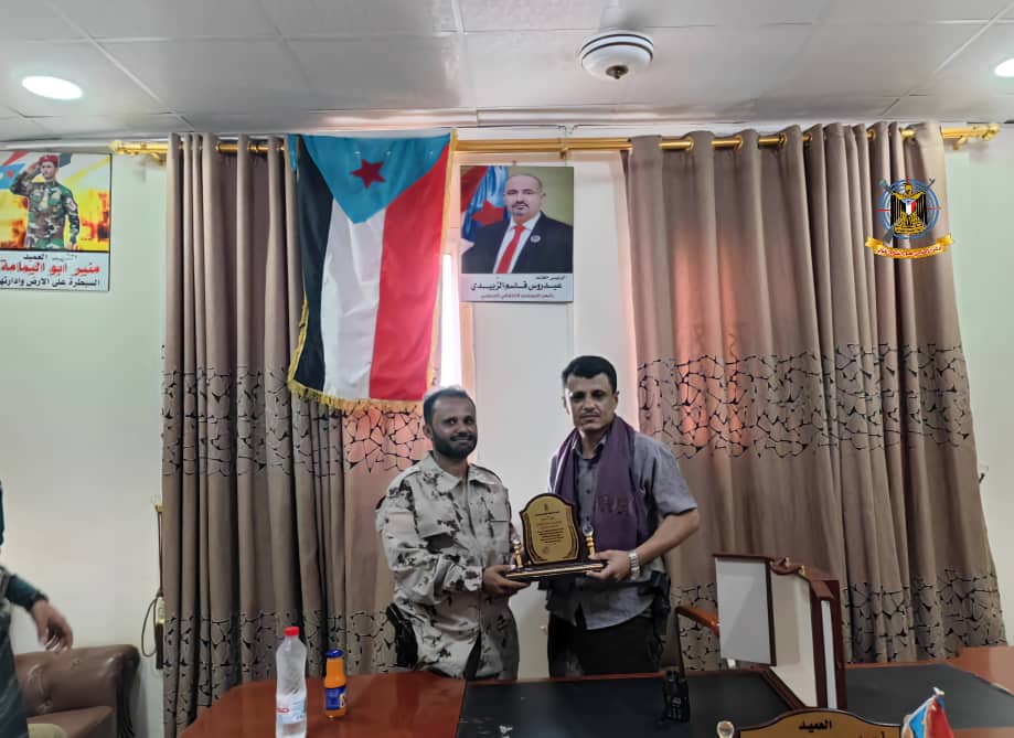 قائد اللواء السابع دعم واسناد يسلم قائد كتائب الشهيد العشوي درع الوفاء