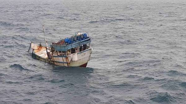 الرياح تجرف قارب يمني الى الهند وسلطات مومباي تكشف مصير طاقمه