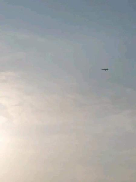 طائرة حربية مقاتلة تحلق في سماء صنعاء لأول مرة منذ تسع سنوات