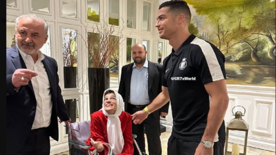 لفتة إنسانية من رونالدو تجاه فتاة إيرانية من ذوي الهمم رسمت بقدميها صورة للنجم البرتغالي (فيديو)