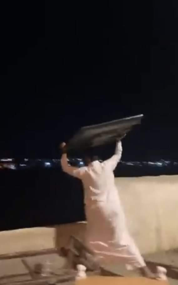 مشجع سعودي يلقي بشاشة التلفاز الخاصة به من شرفة منزله بسبب مباراة الاتحاد والهلال