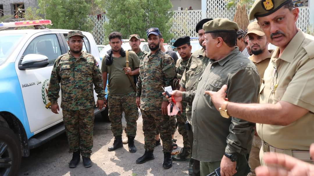 إدارة أمن العاصمة عدن تدشن صرف المركبات الأمنية لاقسام الشرط