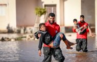 الهلال الأحمر الليبي يعلن إنقاذ 800 شخص وسط آمال بإيجاد احياء آخرين