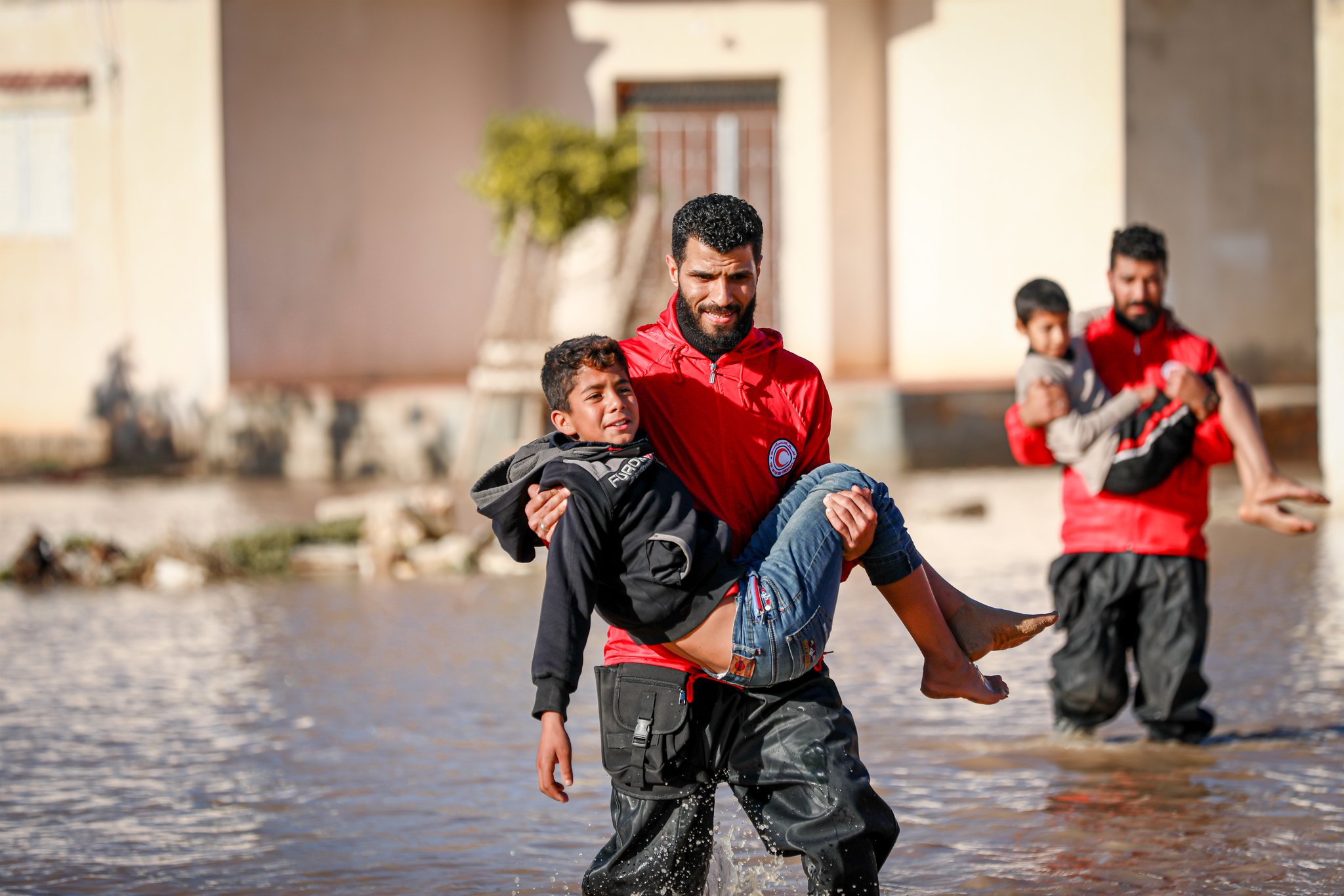 الهلال الأحمر الليبي يعلن إنقاذ 800 شخص وسط آمال بإيجاد احياء آخرين
