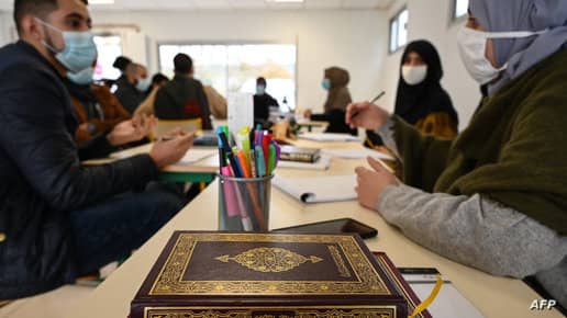 حظر العباية بفرنسا.. توقيف والد تلميذة بعد 