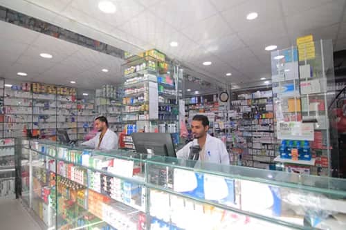 نسبة كبيرة من الأدوية في الصيدليات اليمنية تأتي من التهريب والسوق السوداء
