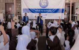 منظمة لايف .. توزع 300 حقيبة مدرسية على طالبات الفصول الأولى بمحافظة لحج