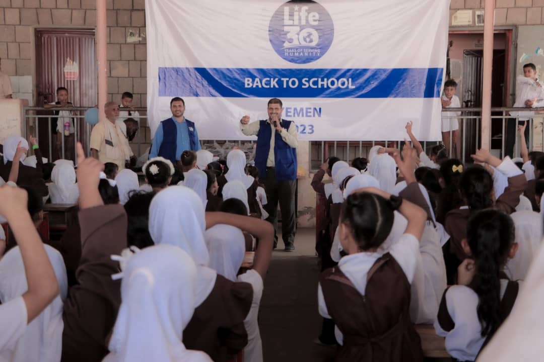 منظمة لايف .. توزع 300 حقيبة مدرسية على طالبات الفصول الأولى بمحافظة لحج