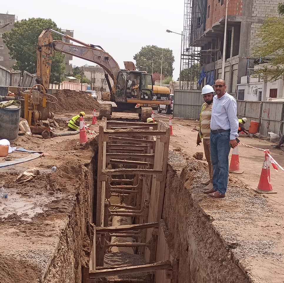 مدير مياه عدن يتفقد مشروع انسياب المياه بتكلفة مليوني دولار