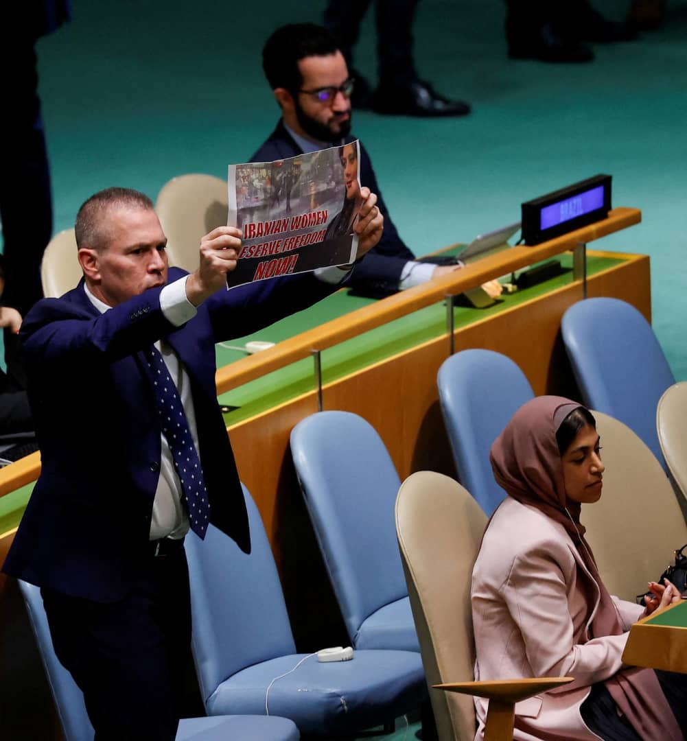 احتجاز سفير إسرائيل لدى «الأمم المتحدة» بعد رفعه صورة مهسا أميني خلال كلمة رئيسي