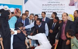 رئيس الوزراء ووزير الصحة يدشنان حملة التحصين ضد الحصبة بعدن 
