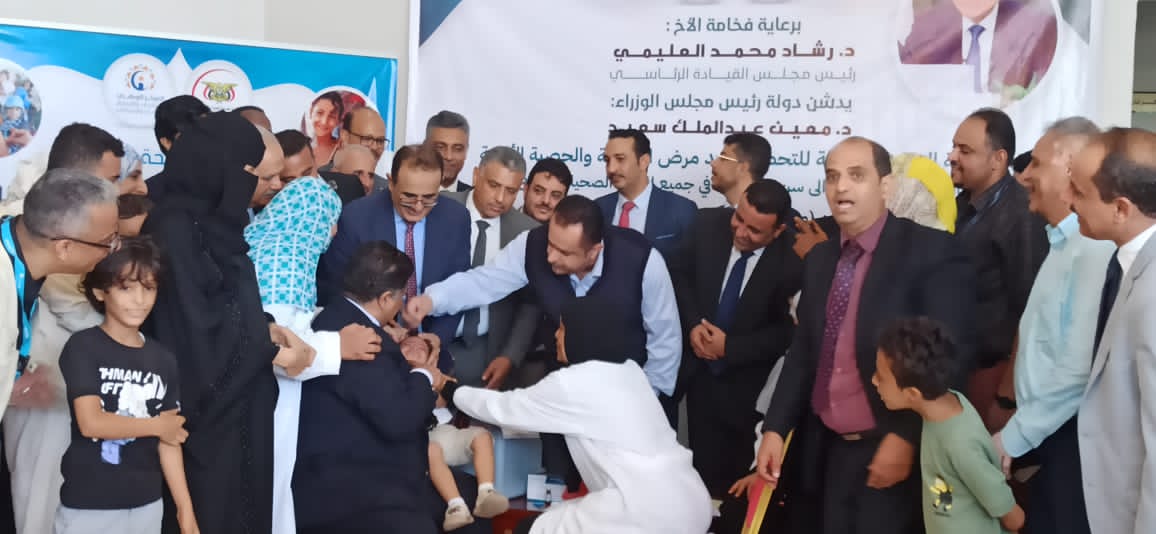 رئيس الوزراء ووزير الصحة يدشنان حملة التحصين ضد الحصبة بعدن 