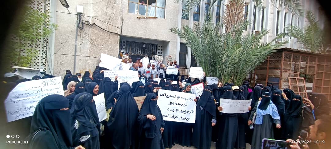 معلمو عدن ينفذون وقفة احتجاجية أمام مكتب إدارة التربية بالمحافظة 