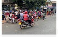 الدراجات النارية تلوث بعوادمها شوارع المدن الأفريقية