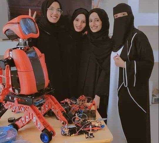 طالبات يمنيات يبتكرن روبوت لانقاذ العالقين تحت الأنقاض