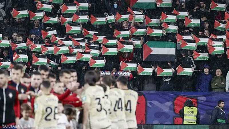 مشجعو نادٍ إسباني يرفعون علم فلسطين تضامنا مع غزة