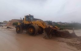 فتح عدد من الطرقات والشوارع المتضررة بإعصار (تيج) في المهرة