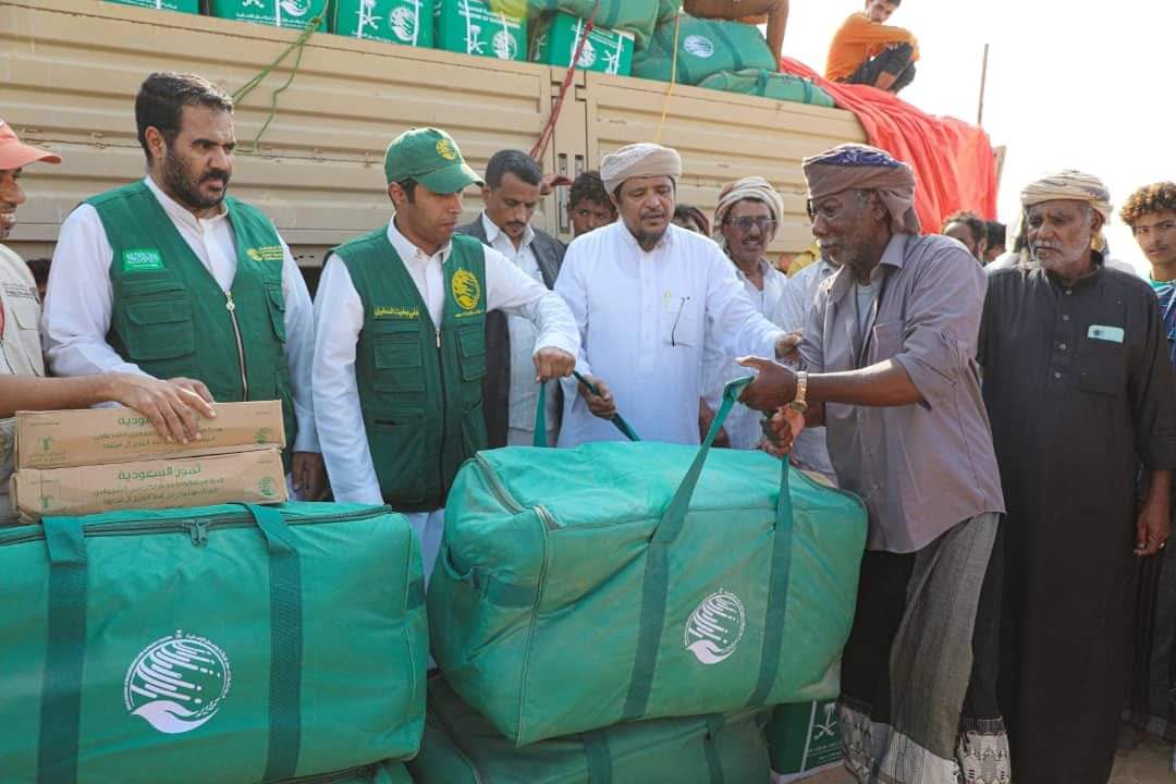 تدشين المساعدات الإغاثية الطارئة للمتضررين من إعصار 