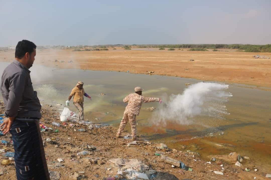 فرق الطوارئ بقوات خفر السواحل بحضرموت تبدأ بتنفيذ المرحلة الأولى من حملة الرش الضبابي