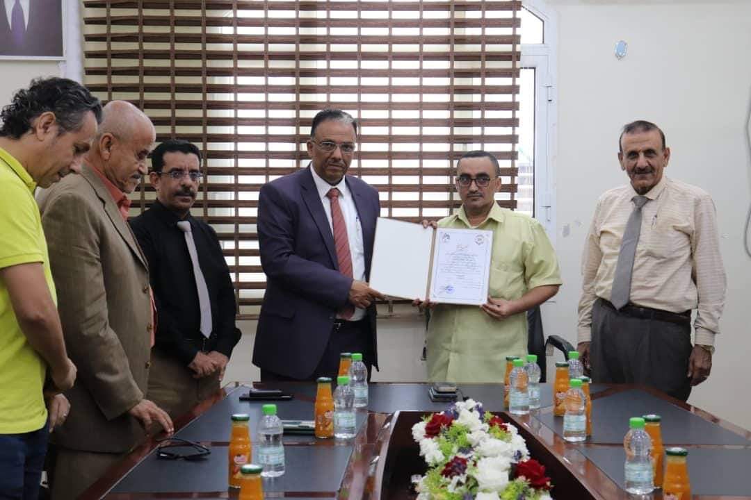 عدن .. مصلحة الجمارك تسلم شركتين شهادة المشغل الاقتصادي