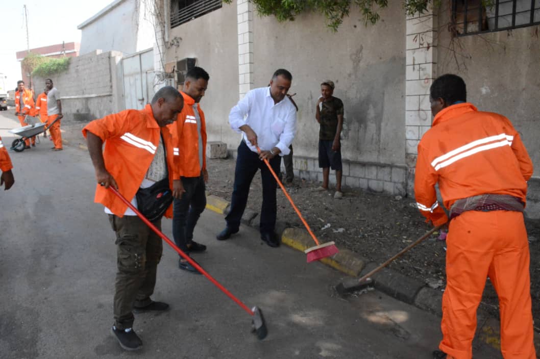مدير عام التواهي يدشن حملة نظافة بعدد من شوارع المديرية