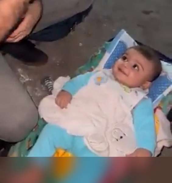 شاهد (فيديو) .. ضحكات طفل غزاوي نجى من الموت بأعجوبة بعد قصف إسرائيل لمنزل أسرته