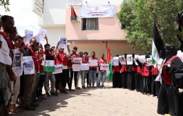 الهلال الأحمر اليمني بلحج ينظم وقفة احتجاجية تضامنا مع الهلال الأحمر الفلسطيني