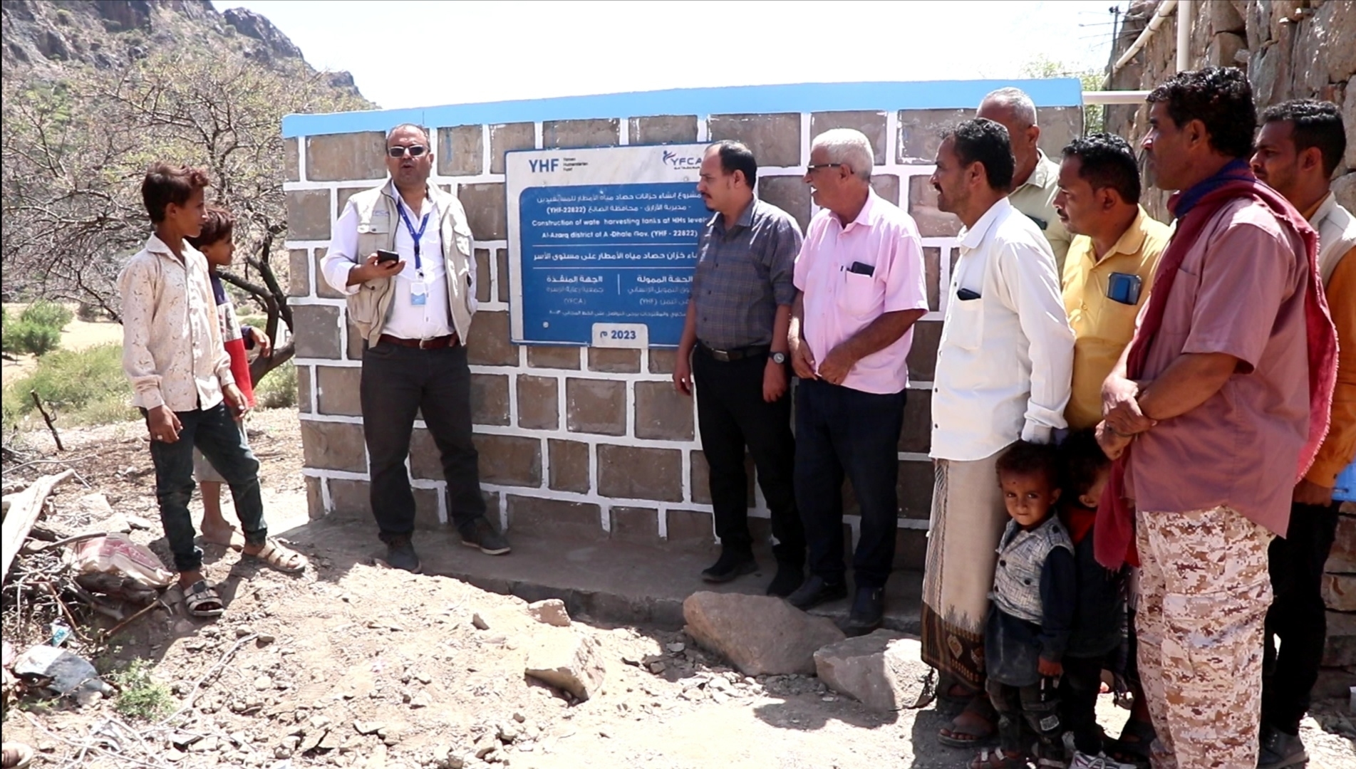 جمعية رعاية الأسرة تسلم 20 خزان من مشروع حصاد مياه الأمطار بمديرية الازارق 
