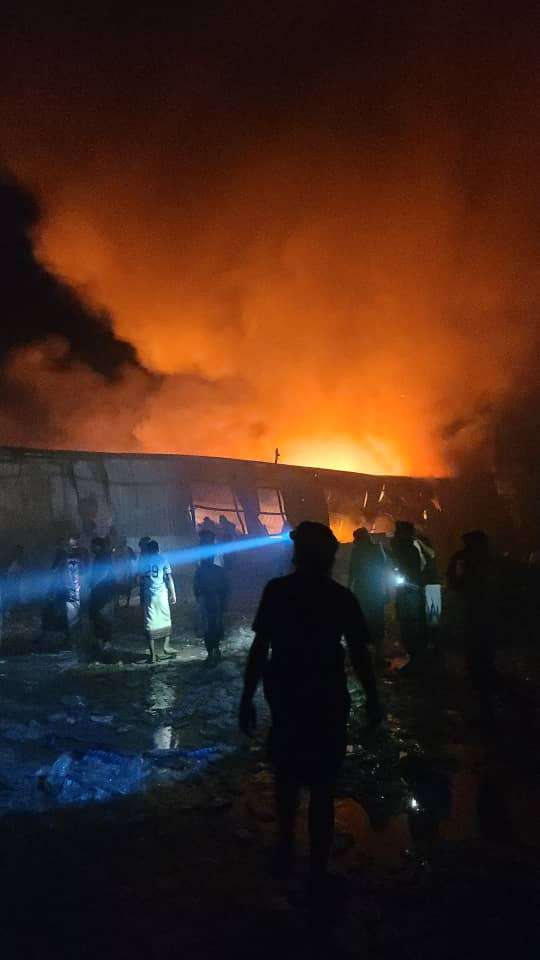 حريق يلتهم مصنع مياه في محافظة شبوة