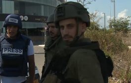 جنود الاحتلال الإسرائيلي يمنعون طاقم الجزيرة من العمل في غلاف غزة