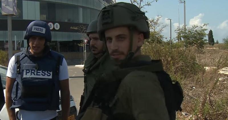 جنود الاحتلال الإسرائيلي يمنعون طاقم الجزيرة من العمل في غلاف غزة