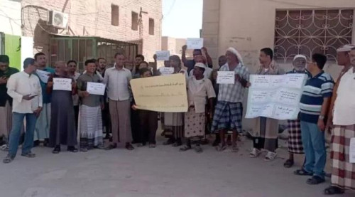 نقابة موظفي مكتب الضرائب في حضرموت ينظمون وقفة احتجاجية