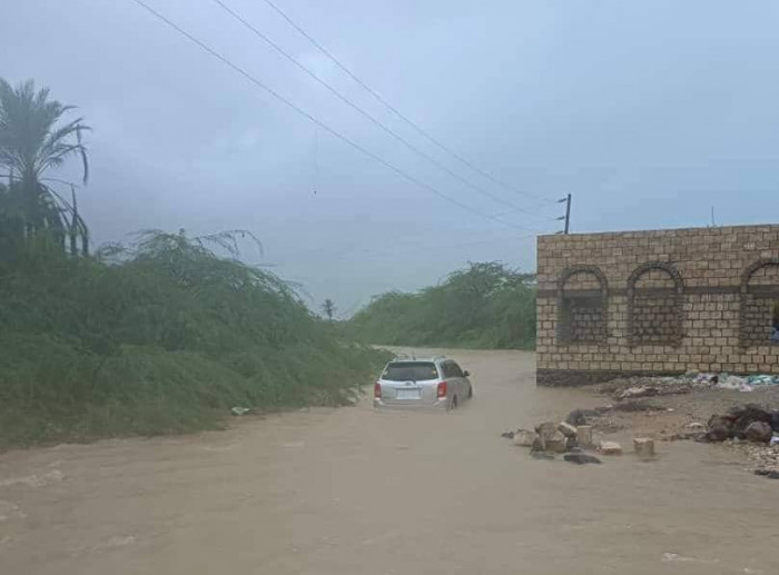 فيديو : جراء الأمطار المستمرة إخلاء البيوت الطينية في الريدة الشرقية بحضرموت