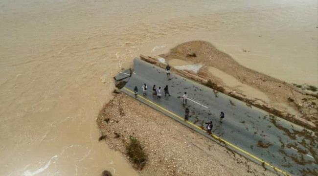 في أحور : سيول جارفة تقطع الخط الدولي الرابط بين حضرموت وعدن