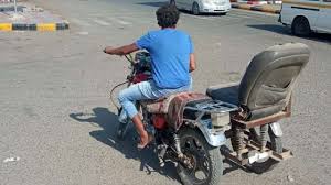 مدينة الشيخ عثمان تشهد احتجاجات من قبل العشرات من الشباب المحتجين على قرار حظر الدراجات النارية ذو ثلاث عجلات