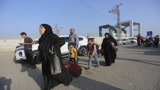 خروج أول دفعة من الفلسطينيين من حاملي الجنسيات المزدوجة والجرحى من غزة إلى مصر