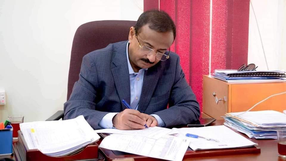 محافظ شبوة يوقع على عقود تأثيث 