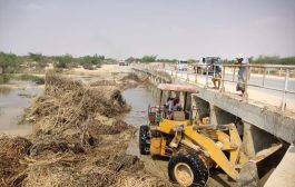 إزالة مخلفات السيول من عبارات طريق وادي الجزع وفتح شوارع داخلية بمدينة الغيضة