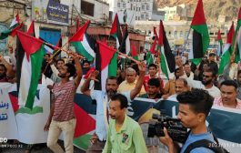 مسيرة راجلة ومهرجان خطابي لمناصرة القضية الفلسطينية بالمكلا