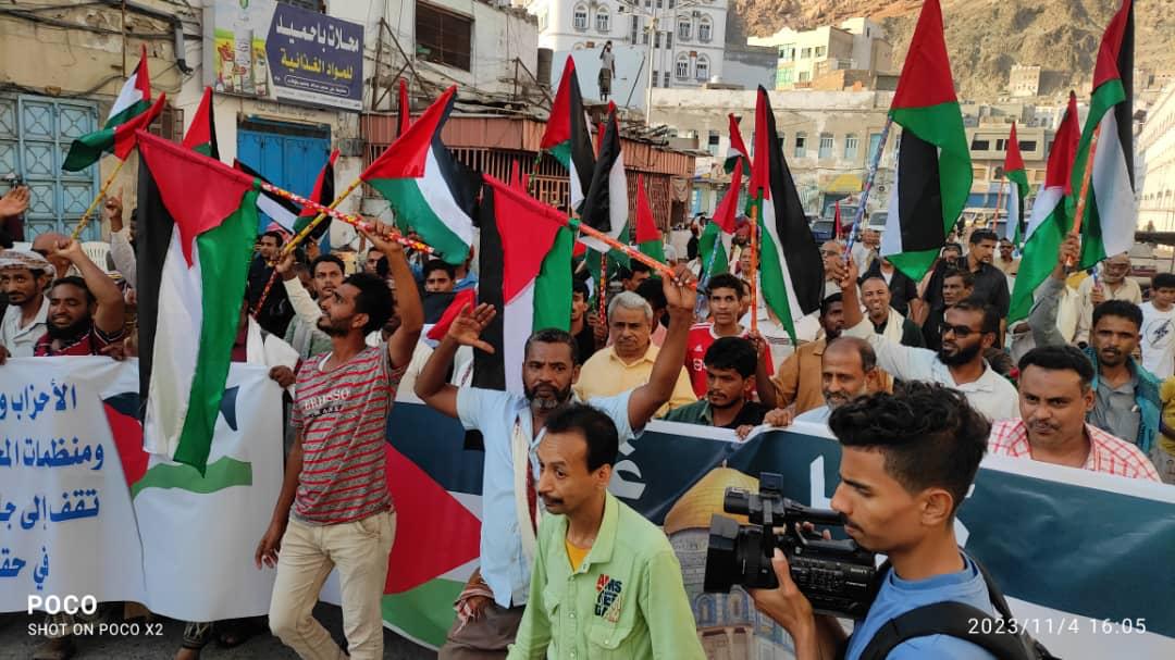 مسيرة راجلة ومهرجان خطابي لمناصرة القضية الفلسطينية بالمكلا